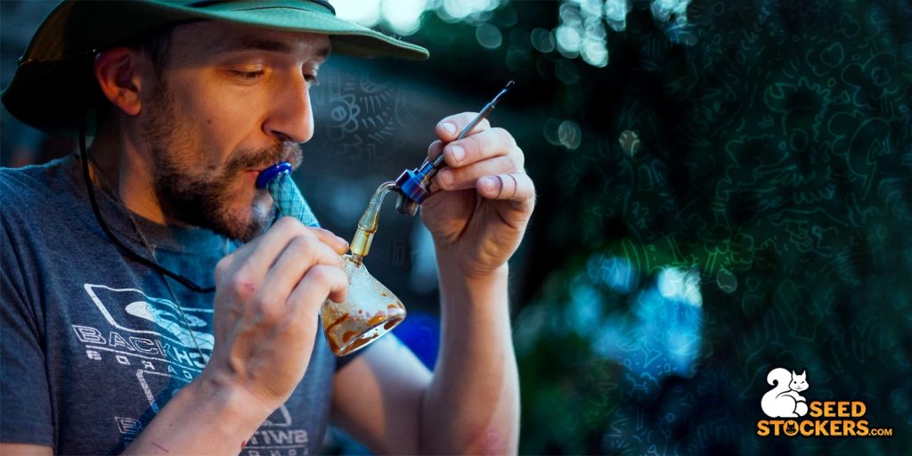 hombre-dabbing-cannabis